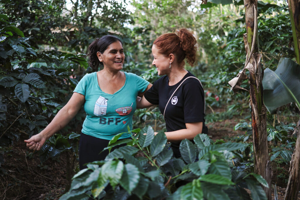 Kaffee Plantagen: Zusammenarbeit mit den Farmerinnen und Farmern