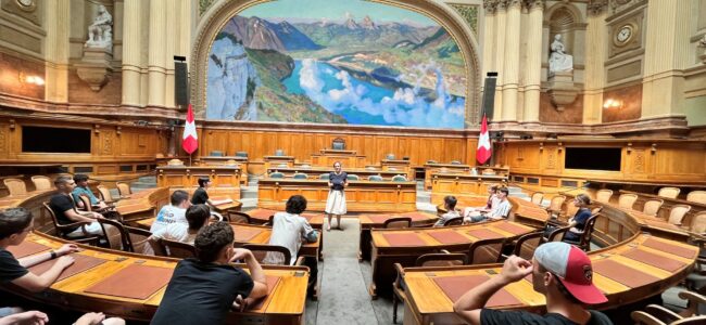 Während des Rundgangs besuchten die Lernenden unter anderem die imposante Kuppelhalle, den Nationalratssaal, den Ständeratssaal sowie die Wandelhalle. Dabei erfuhren sie aus erster Hand, wie politische Entscheidungen entstehen und welche Bedeutung der Föderalismus für die Schweiz hat.