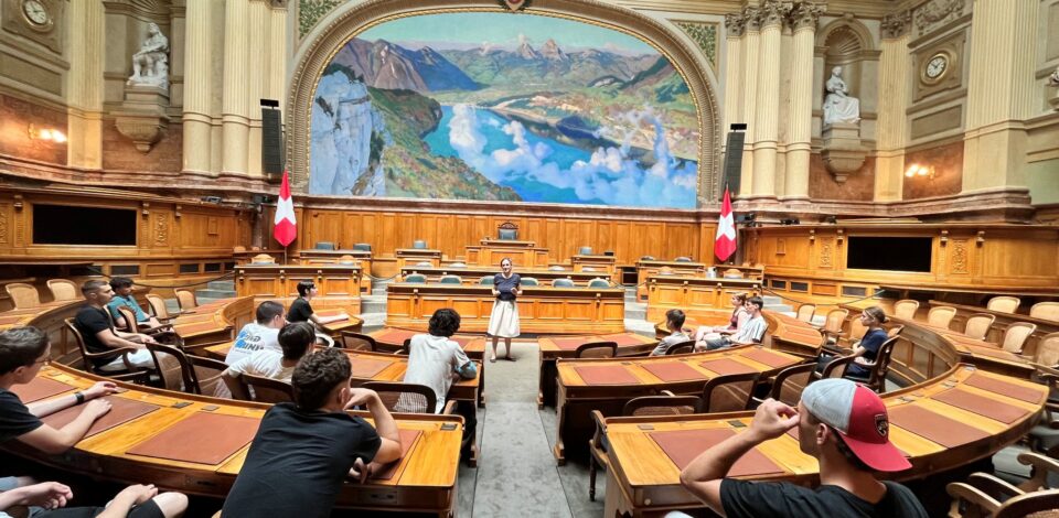 Während des Rundgangs besuchten die Lernenden unter anderem die imposante Kuppelhalle, den Nationalratssaal, den Ständeratssaal sowie die Wandelhalle. Dabei erfuhren sie aus erster Hand, wie politische Entscheidungen entstehen und welche Bedeutung der Föderalismus für die Schweiz hat.